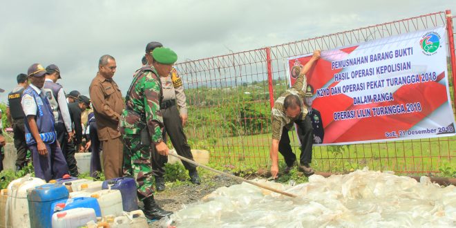 Polres TTS Musnakan Ribuan Liter Minuman Keras