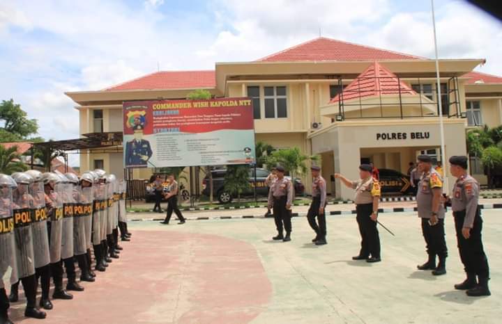 Dir Sabhara Polda NTT Tonton Aksi Dalmas dan Srikandi Polwan Polres Belu Bubarkan Pengunjuk Rasa