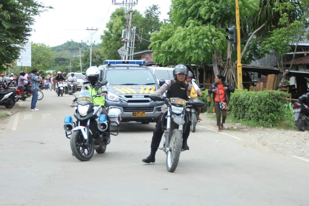 Kendarai Sepeda Motor, Kapolres Belu Kawal Kegiatan Capres 02 di Atambua