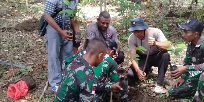 Sinergitas Polsubsektor Manamas dan TNI, Tanam Anakan Mahoni dan Jambu Air