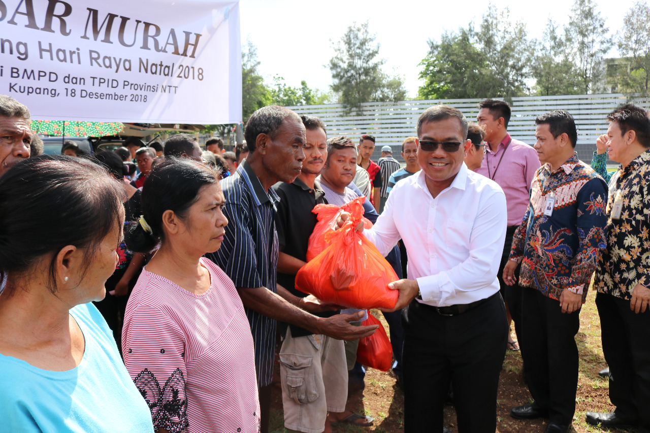 Gelar Pasar Murah di Mapolda NTT Ditandai dengan Penyerahan Paket Sembako Kepada Warga Kurang Mampu