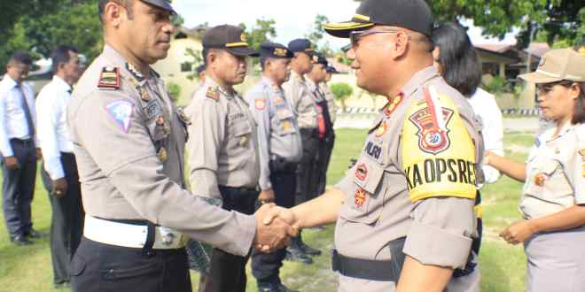 Berprestasi, Kapolres Sumba Timur Beri Penghargaan Kepada 17 Anggotanya