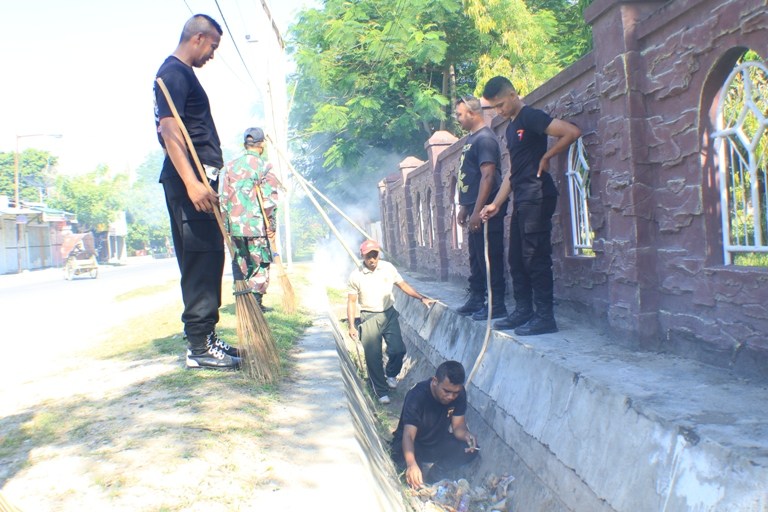 Sambut Natal 2018 dan Tahun Baru 2019, TNI – Polri Baksos ke Gereja Katolik Sang Penebus Wara