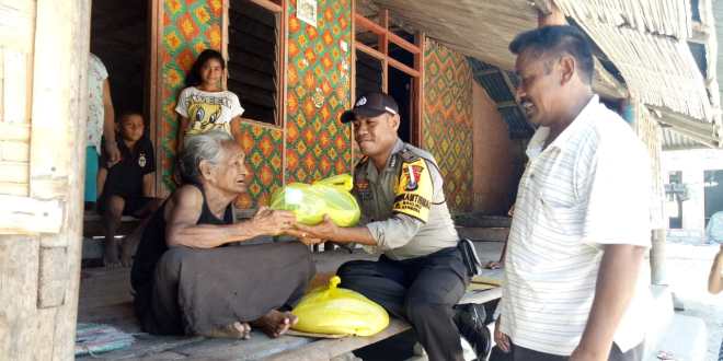 Sambut Hari Natal, Bhabinkamtibmas Polres Sumba Timur Beri Bantuan Kepada Warga Lanjut Usia dan Kurang Mampu