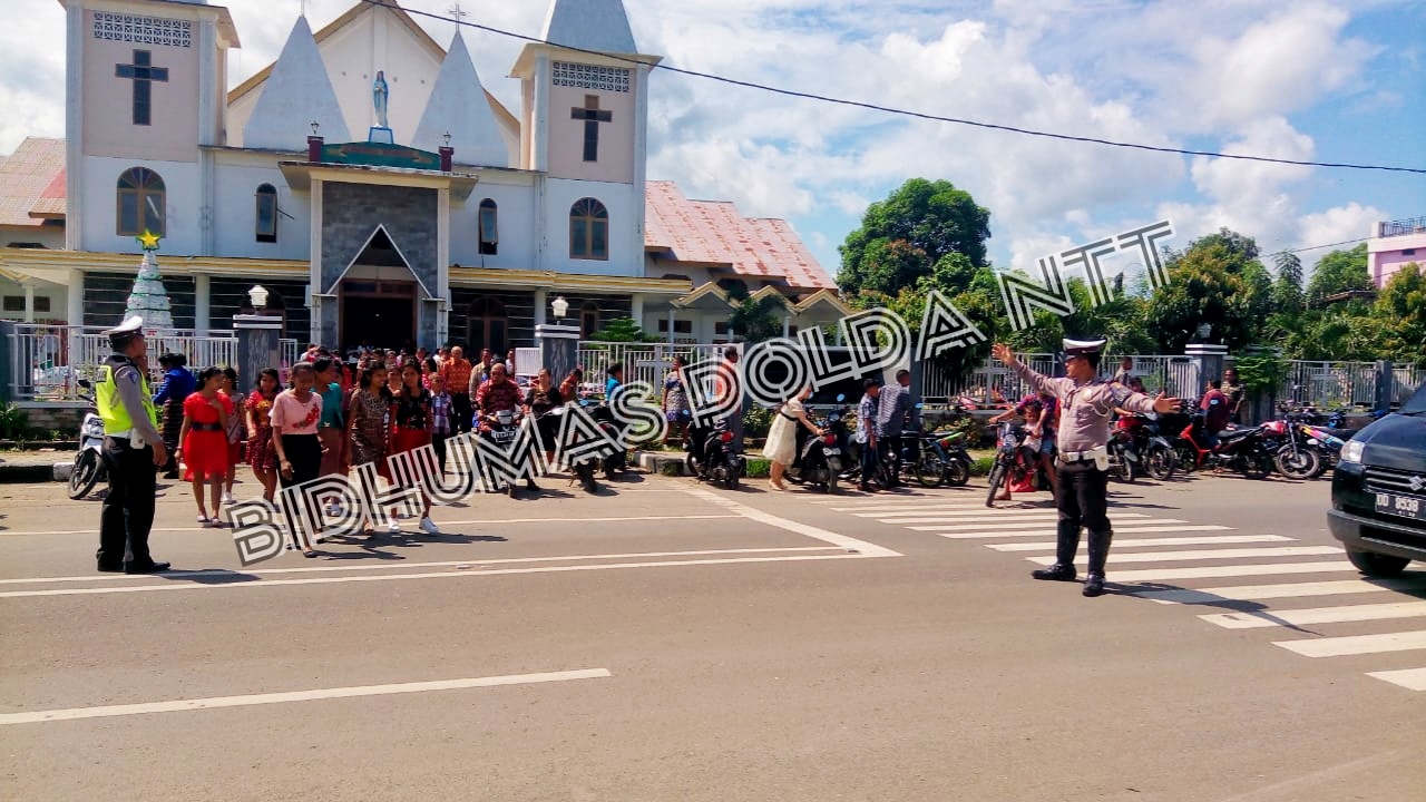 Personel Polres Lembata Mengamankan Beberapa Gereja di Lewoleba