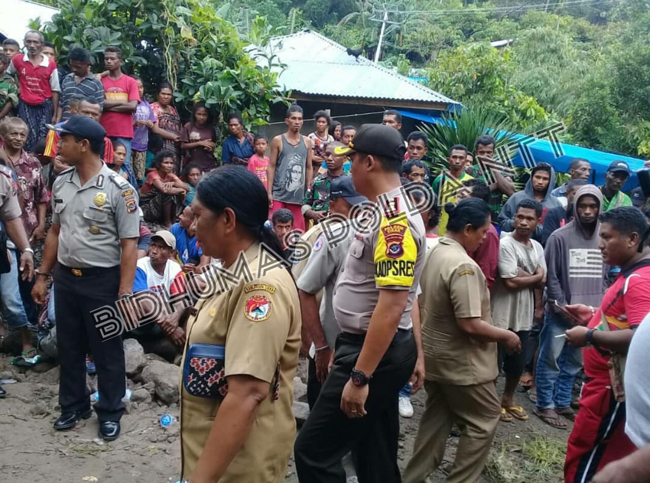 Personel Polres Sikka bantu Mengevakuasi Korban Tanah Runtuh di Mapitara