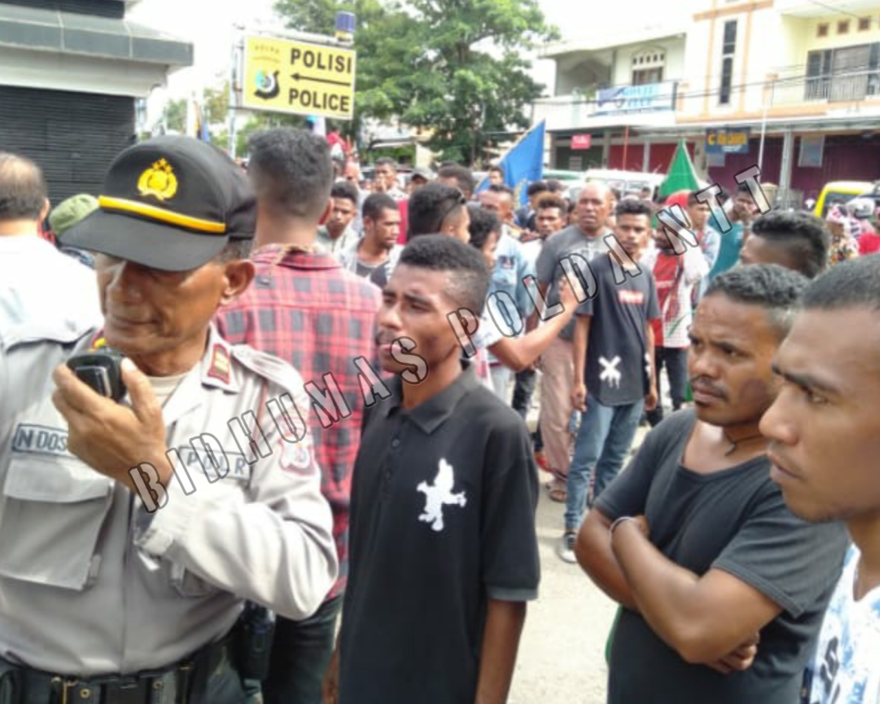 Personel Polres Kupang Kota Diterjunkan lakukan Pengamanan dan Pengawalan Aksi Damai dari Aliansi Peduli Kemanusiaan