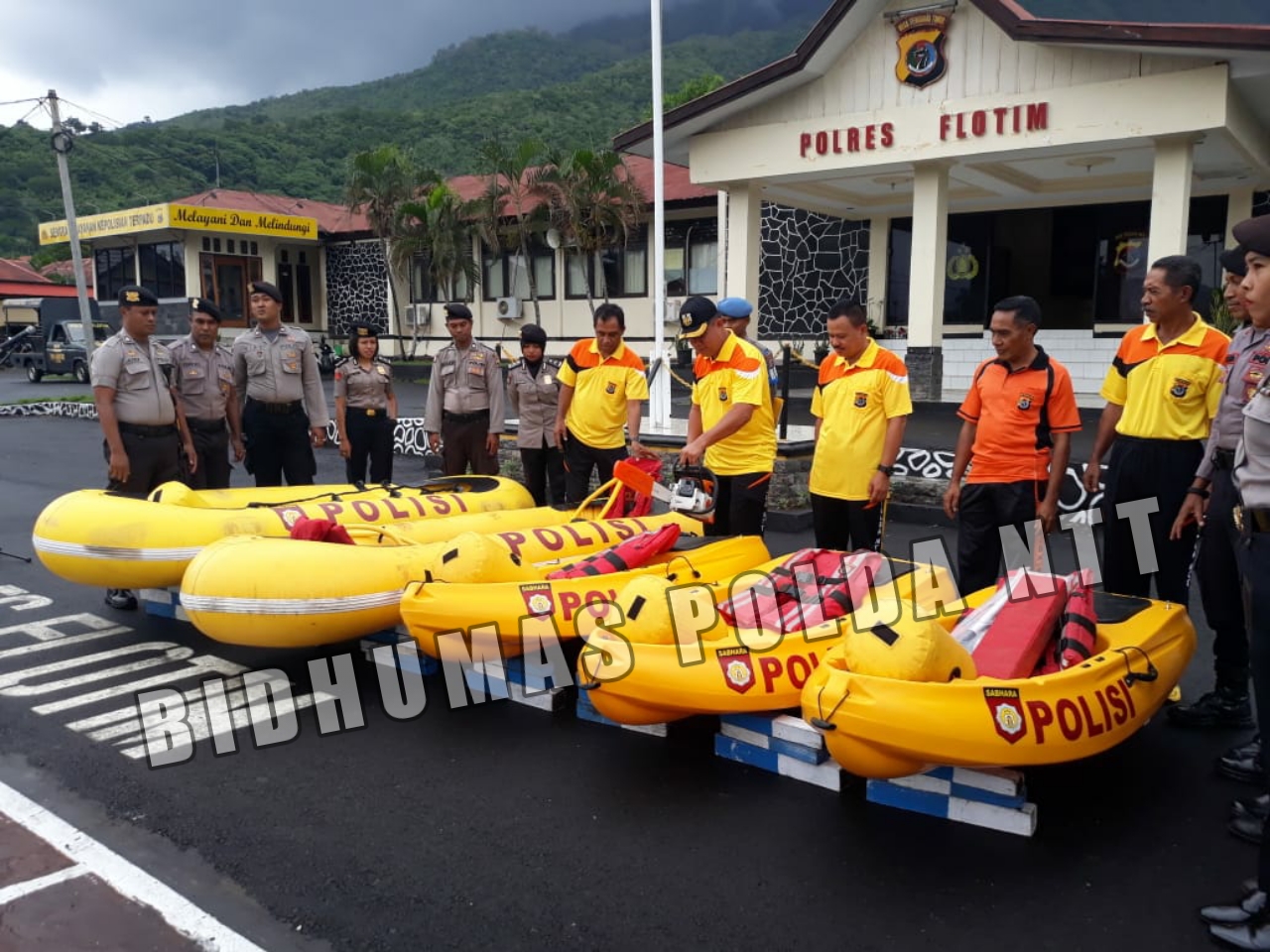 Antisipasi Bencana Ekstrem, Kapolres Flotim Lakukan Pengecekan Personel dan Peralatan Pendukung