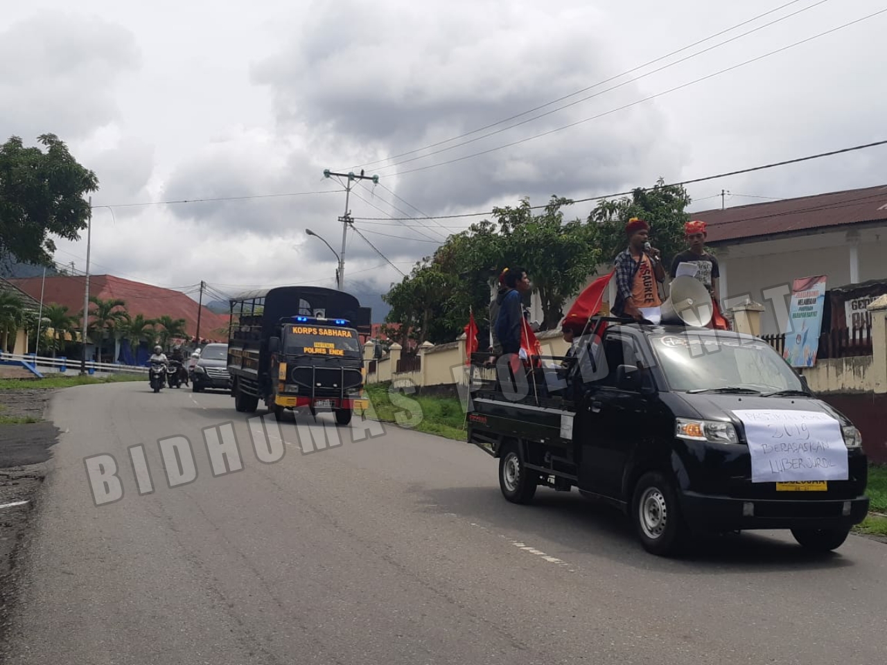 Personel Polres Ende Mengamankan Aksi Damai dari PMKRI Cabang Ende Terkait Pemilu 2019