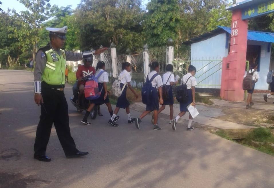 Hari Pertama Jam Kerja, Polres Belu Turun Full ke Jalan Raya Atur Lalu Lintas