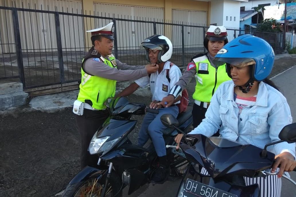 Atur Lalin, Sat Lantas Polres Belu Imbau Pelajar Gunakan Helm Saat Kesekolah