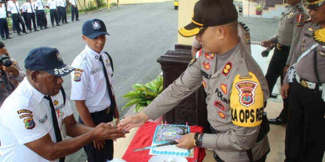 HUT Satpam ke-38, anggota Satpam saling suap Kue ulang tahun