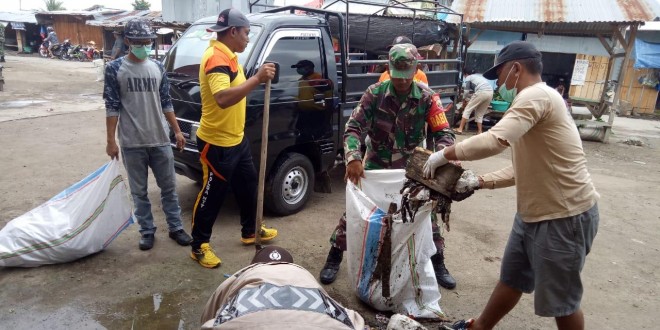 Cegah Wabah DBD, Para Personel Polsek Lembor Kerja Bakti Bersihkan Pasar Lembor