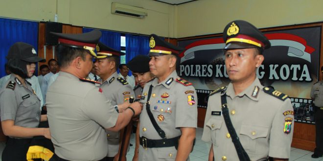 UPACARA SERTIJAB KAPOLSEK OEBOBO, KASAT NARKOBA DAN KASAT INTELKAM YANG DIPIMPIN OLEH KAPOLRES KUPANG KOTA