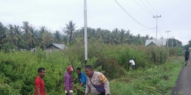 Bhabinkamtibmas Melaksanakan Pembersihan Lingkugan Bersama Warga