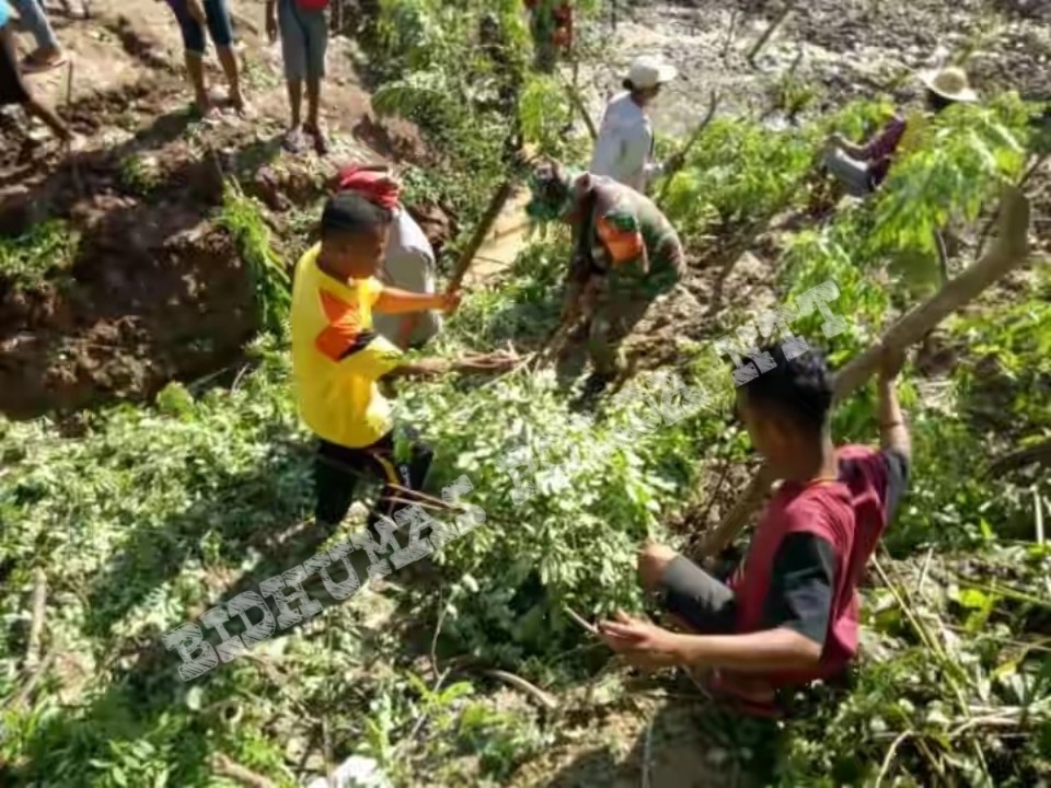 Polsek Lamaknen Melaksanakan Kerja Bakti