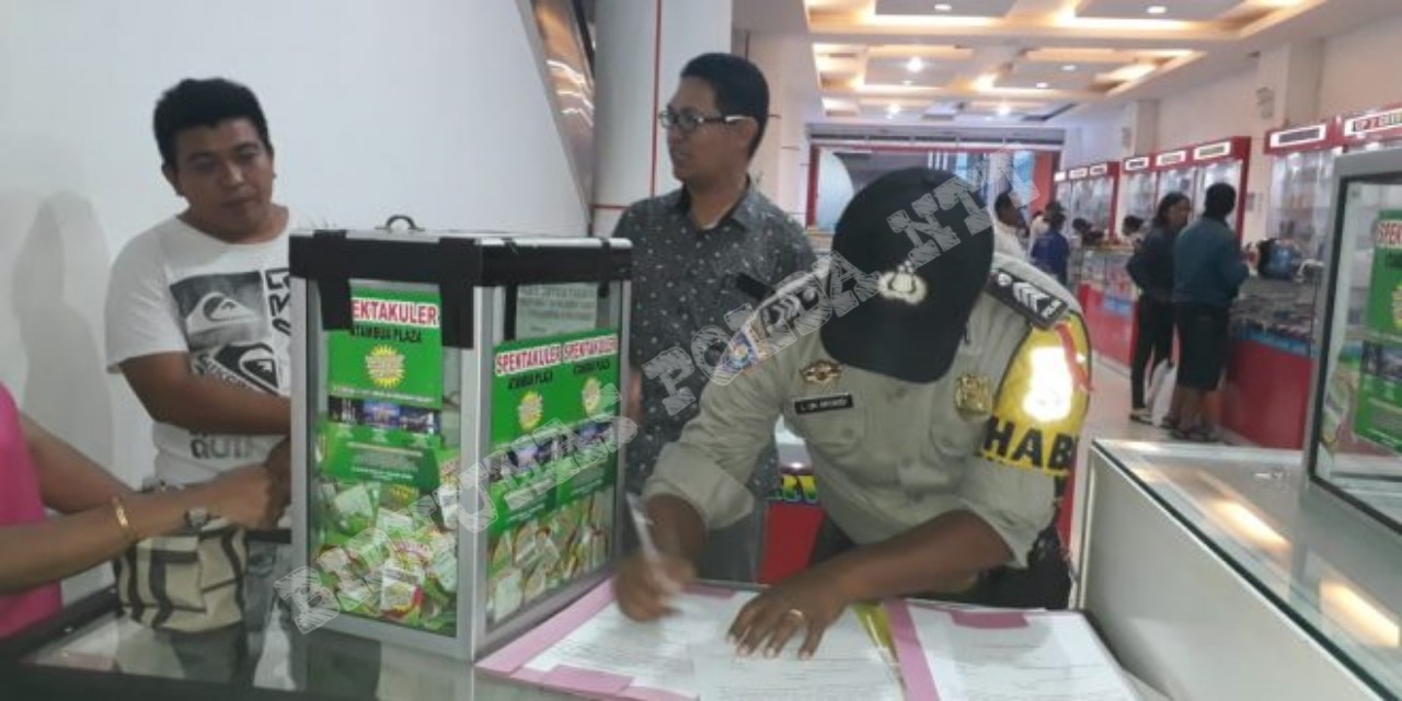 Personil Bhabin Bantu Amankan Acara Undian berhadiah spektakuler