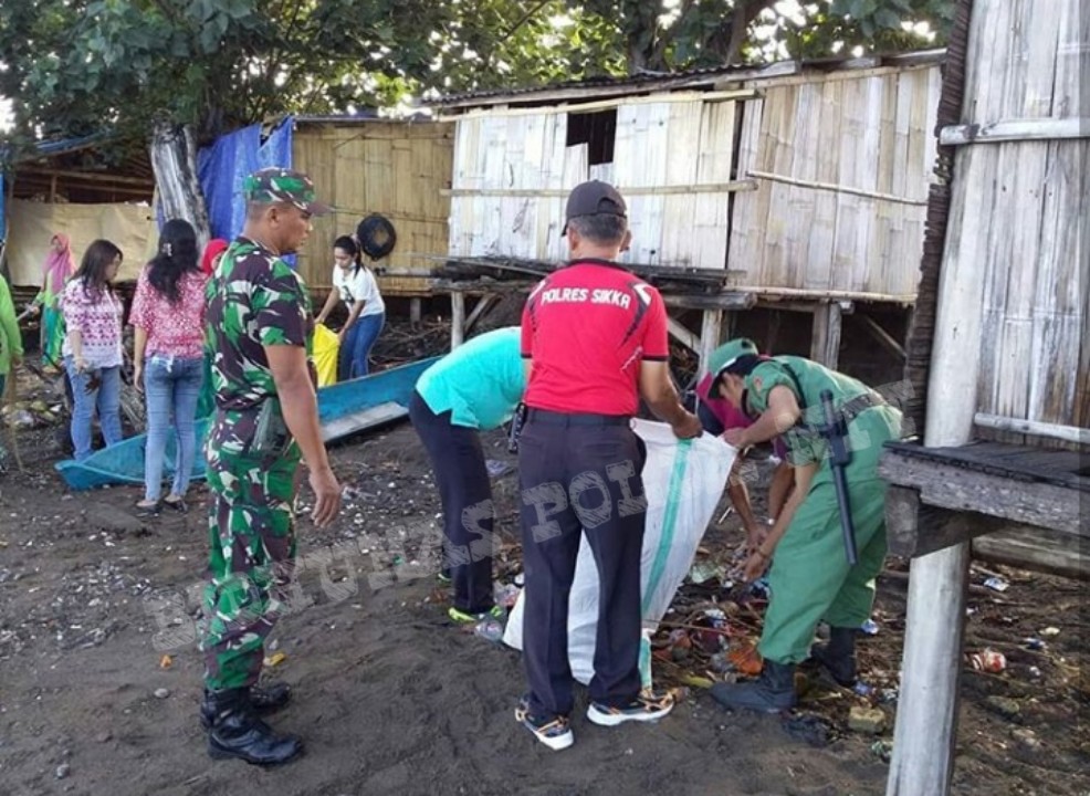 Polsek Waigete Giat Bersih-Bersih Pantai