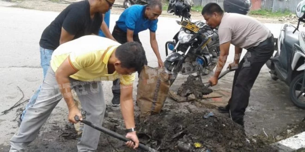 Antisipasi DBD Bhabinkamtibmas Oebobo Bersama Warga Melaksanakan Kerja Bakti