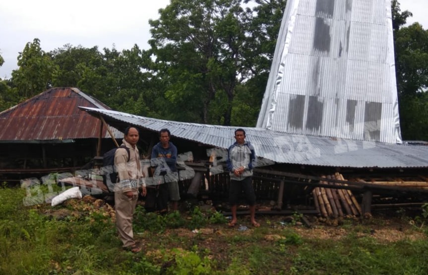 Kapolsek Lamboya Kunjungi Warganya yang Tertimpa Musibah