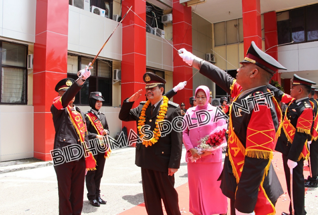 Prosesi Pedang Pora Melepas Kepergian Kombes Pol (Purn) Drs. Novi Ermansyah