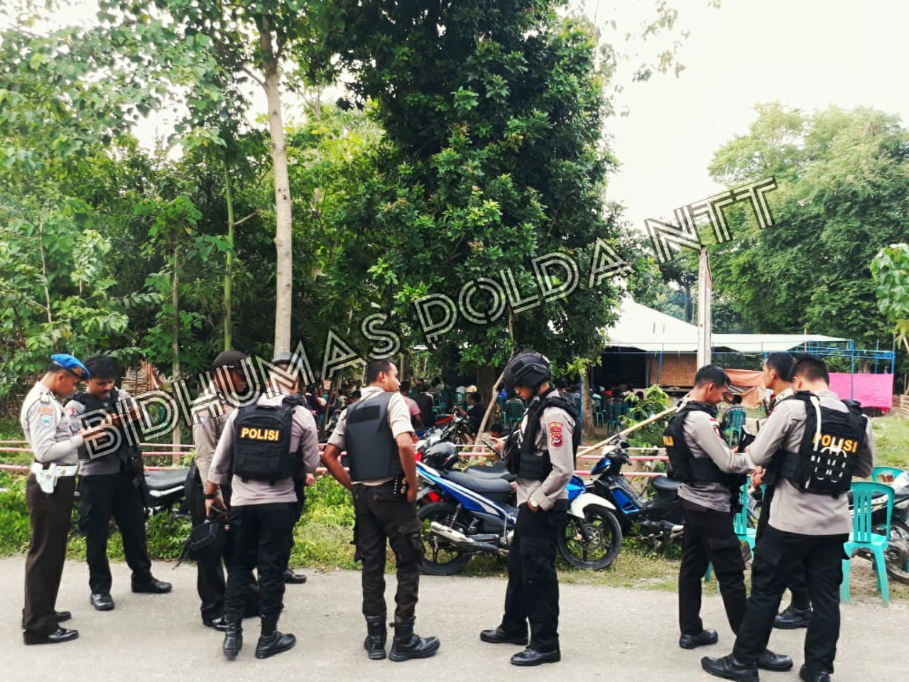 Anggota Polres Sumba Timur Amankan Kampanye Dialogis Caleg DPD RI di Kec. Kambera