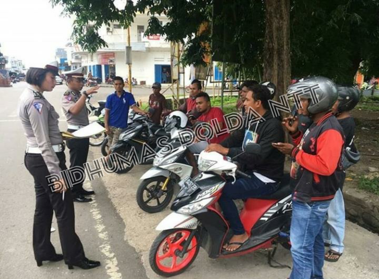 Tukang Ojek di Maumere mendapat Sosialisasi Tertib Berlalu Lintas dari Sat Lantas Polres Sikka