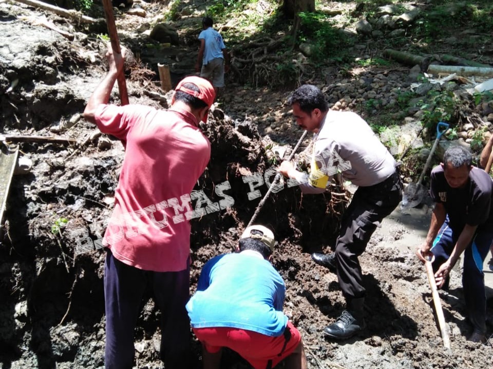 Bhabinkamtibmas Polres Manggarai Membantu Masyarakat Membuat Bak Air Minum Bersih