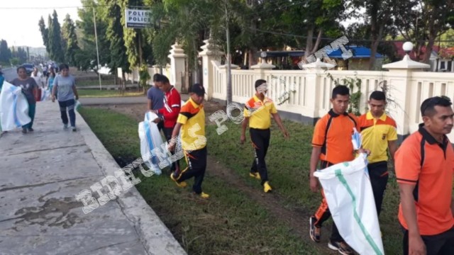 Memerangi DBD, Personil Polres Mabar Peduli Kebersihan Lingkugan