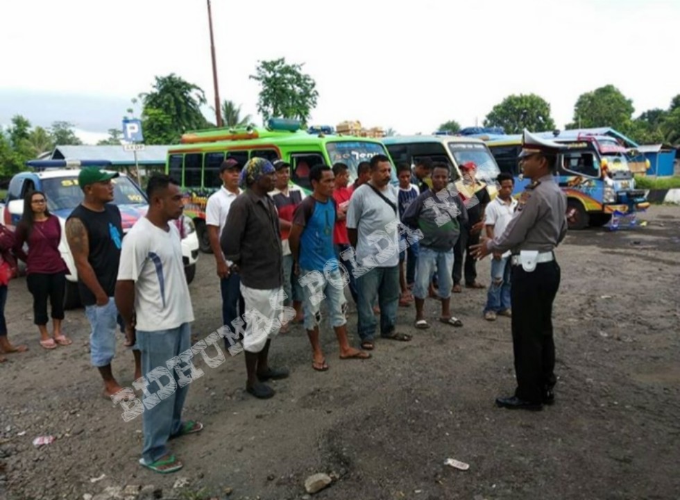 Sat Lantas Polres Sikka Memberikan Sosialisasi Tertib Berlalu Lintas Kepada Sopir Dan Kernet