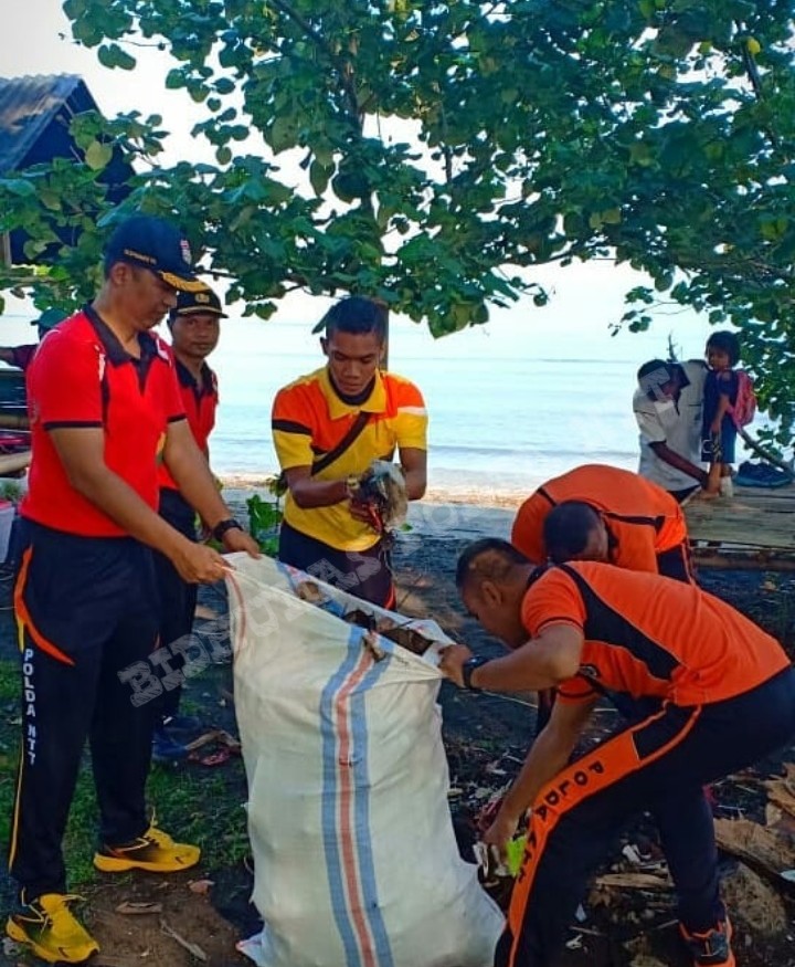 Kapolres Sikka Bersama Anggota Giat Kerja Bakti Dalam Rangka Hari Dharma Samudra