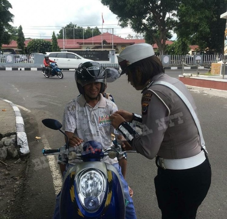 SAT LANTAS POLRES SIKKA GELAR SOSIALISASI DAN BAGI-BAGI STIKER KEPADA PARA PENGGUNA JALAN