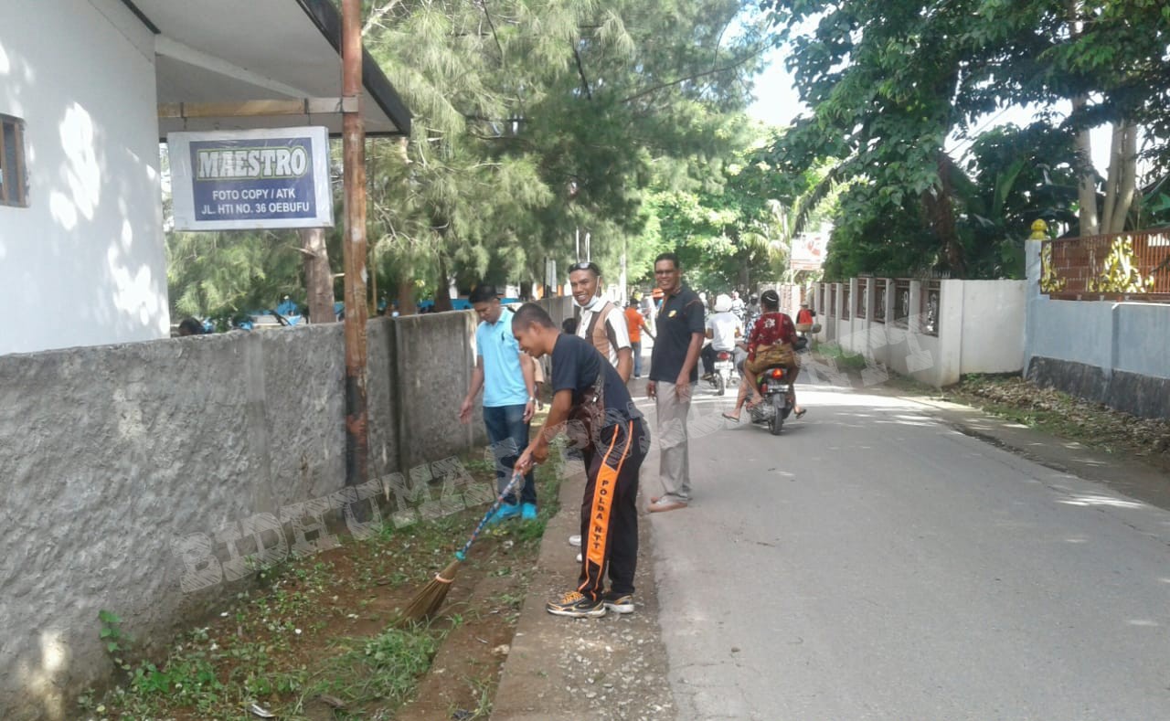 Bhabinkamtibmas Polsek Oebobo Giat Bersih-Bersih Sampah