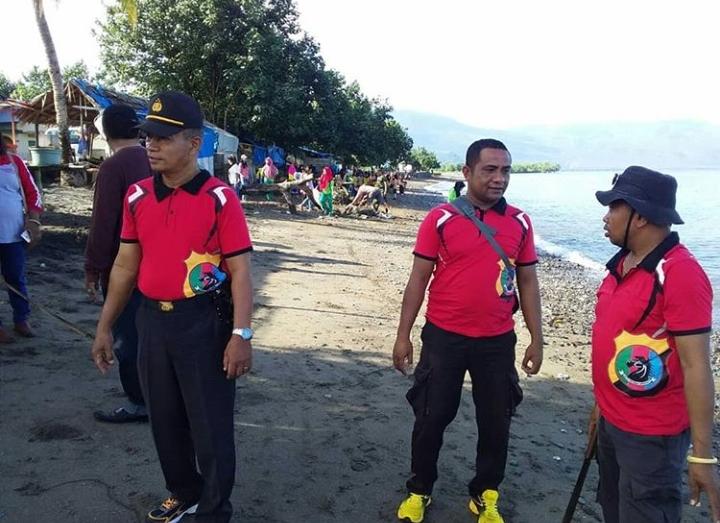 JUMAT BERSIH, KAPOLSEK WAIGETE DAN ANGGOTA BARENG WARGA BERSIHKAN PANTAI NANGAHALE