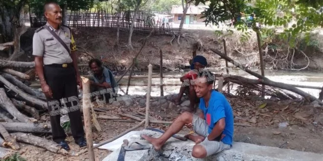 Meningkatnya Curah Hujan, Bhabinkamtibmas Dualaus Berikan Imbauan di Dusun Lakaikiri