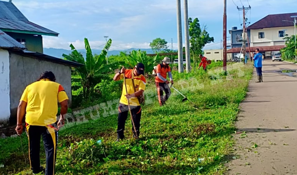 Polsek Komodo Bersih-Bersih Memerangi Wabah DBD