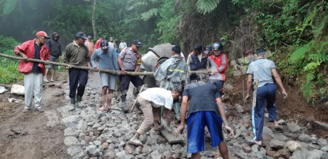 Polsek Satar Mese Melaksanakan Perbaikan Jalan Ruteng-Iteng