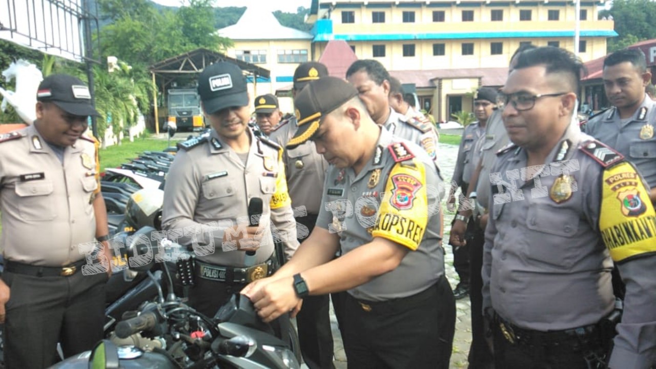 Kapolres Alor Memeriksa Kendaraan Dinas Polri