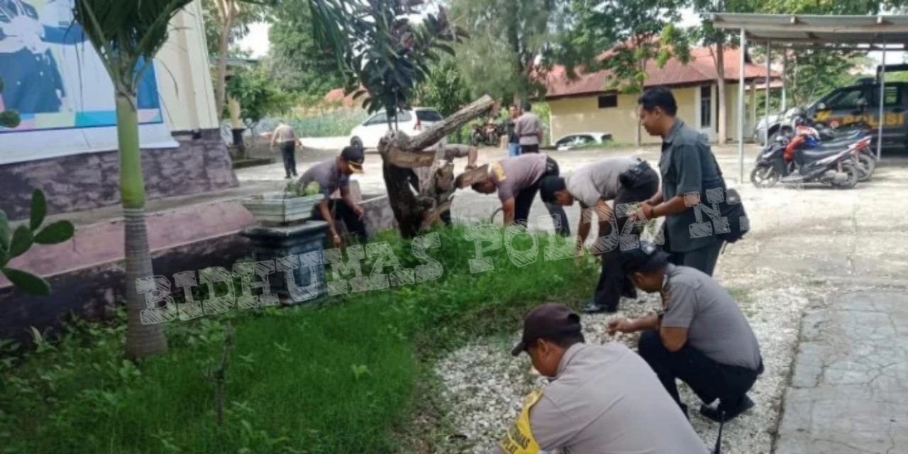 Waspada DBD, Polsek Alak Melaksanakan Pembersihan Mako