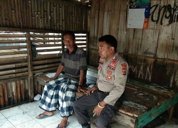 Bhabinkamtibmas Nangahale Melaksanakan Patroli Sambang warngnya yang Tinggal di Pesisir Pantai