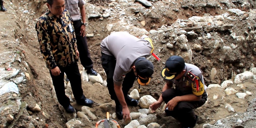 Kapolres Belu Melakukan Peletakan Batu Pertama Pembangunan Gereja Oikumene