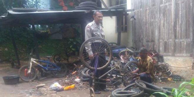 Senyum Sapa, Bhabinkamtibmas Sambangi Warga