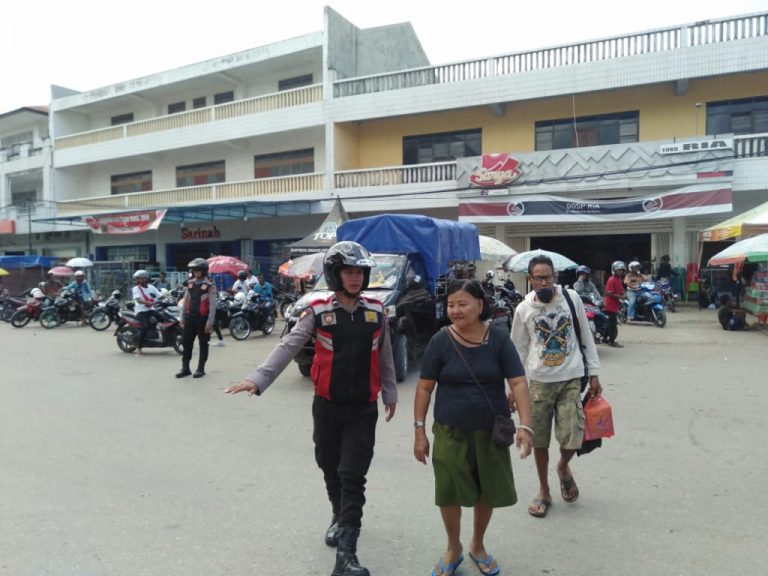 Aksi Terpuji, Anggota Turjawali Polres Belu Bantu Sebrangkan Emak-emak di Jalur Padat Kendaraan