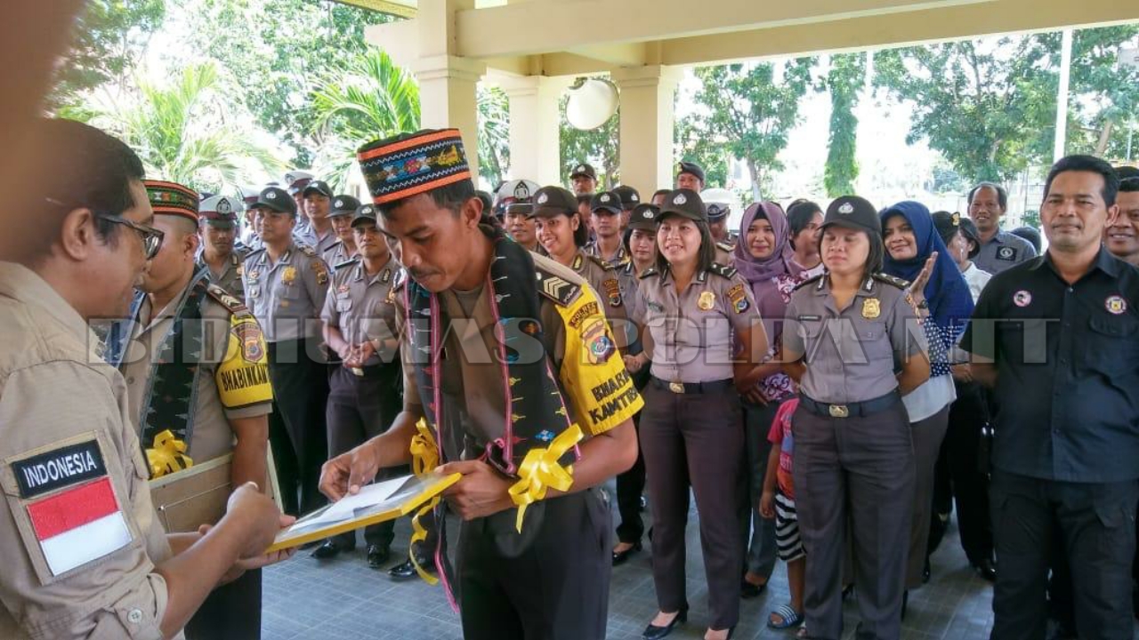 Dua Personel Polres Manggarai Barat Menerima Penghargaan pada Hari Pers Nasional