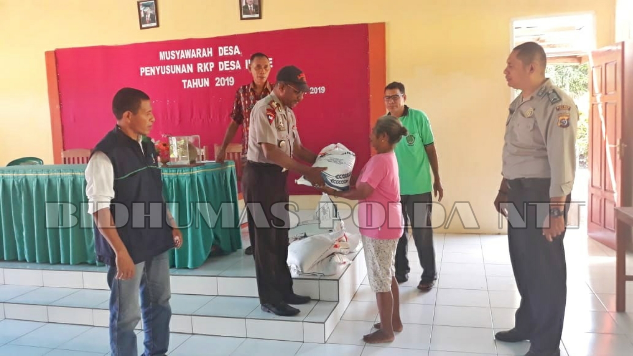 Kapolsek Aimere, Polres Ngada Secara Simbolis serahkan Bansos Rastra Kepada Masyarakat