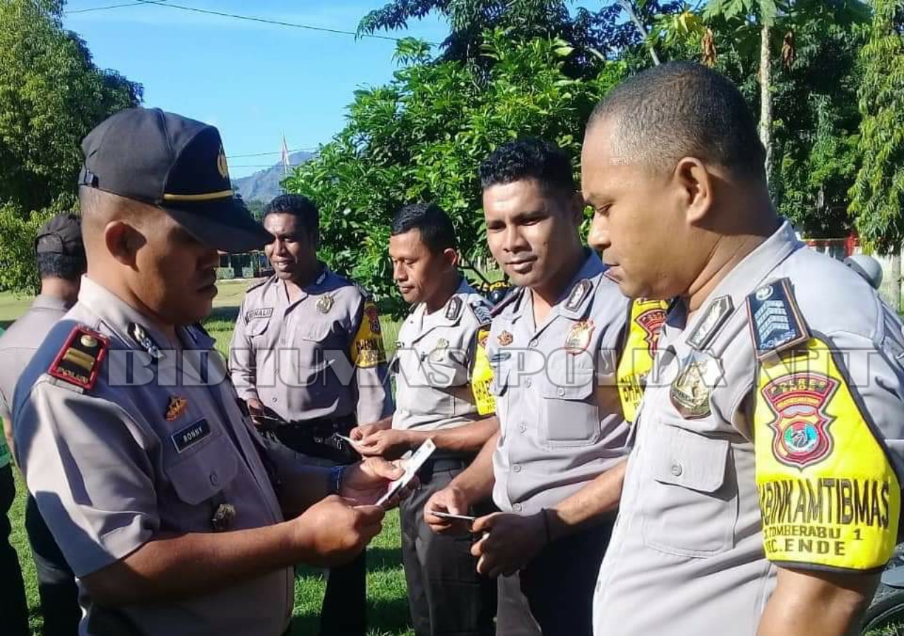 Tumbuhkan Rasa Disiplin, Kapolsek Ende Pimpin Pemeriksaan Terhadap Peronel