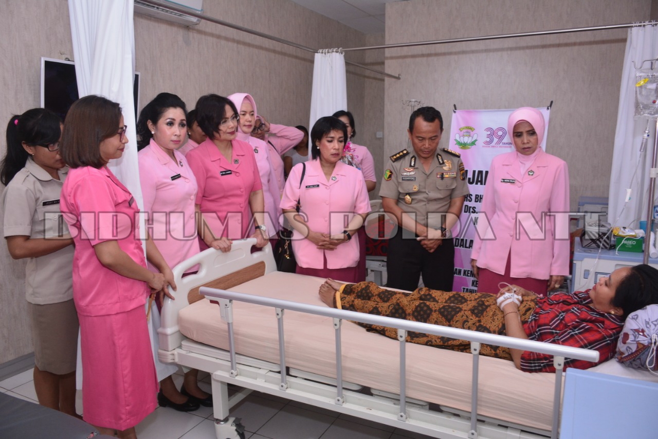 Sambut HUT YKB ke - 39, Bhayangkari Daerah NTT Sambangi RSB Titus Uly