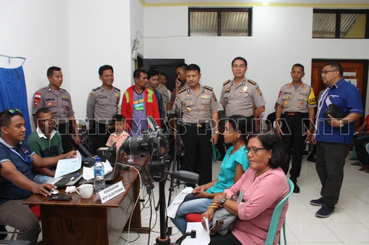 Peduli Kebutuhan Masyarakat, Sat Brimobda NTT bermitra Disdukcapil Kota Kupang