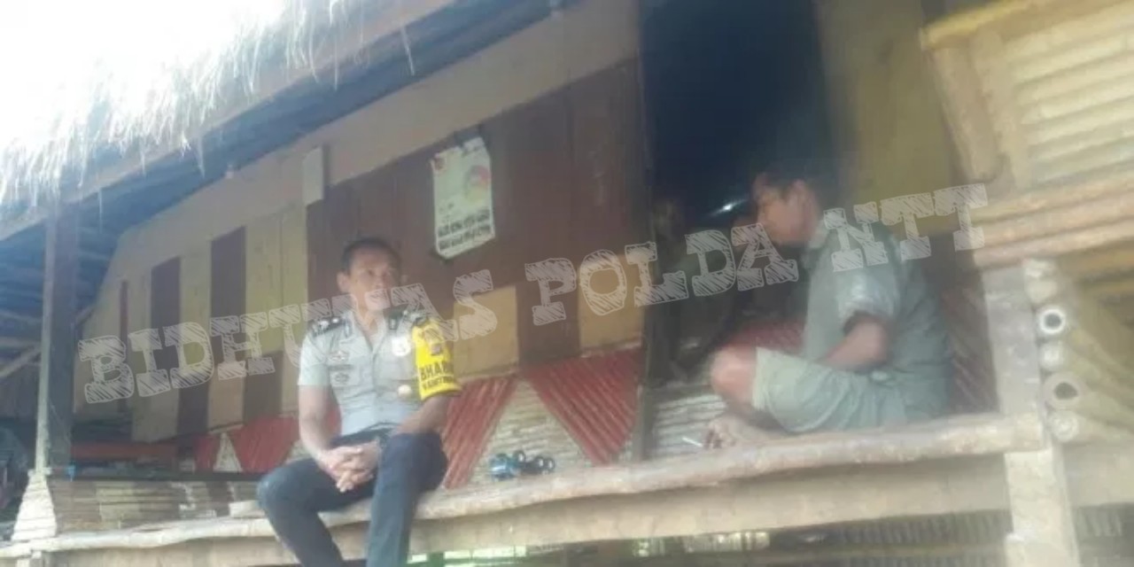 Bhabinkamtibmas Kodi Pastikan Ratusan Penerima Bansos di Desa Waiha Menerima Haknya