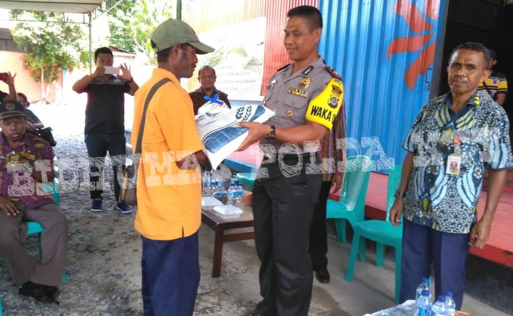 Wakapolres Alor Hadiri Launching Perdana Bansos